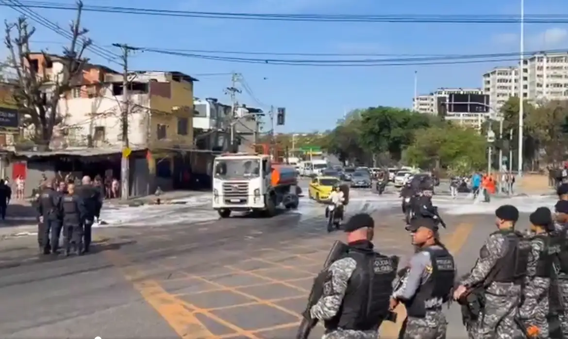Manifesta&ccedil;&otilde;es contra a&ccedil;&atilde;o da pol&iacute;cia bloqueiam vias do Rio
