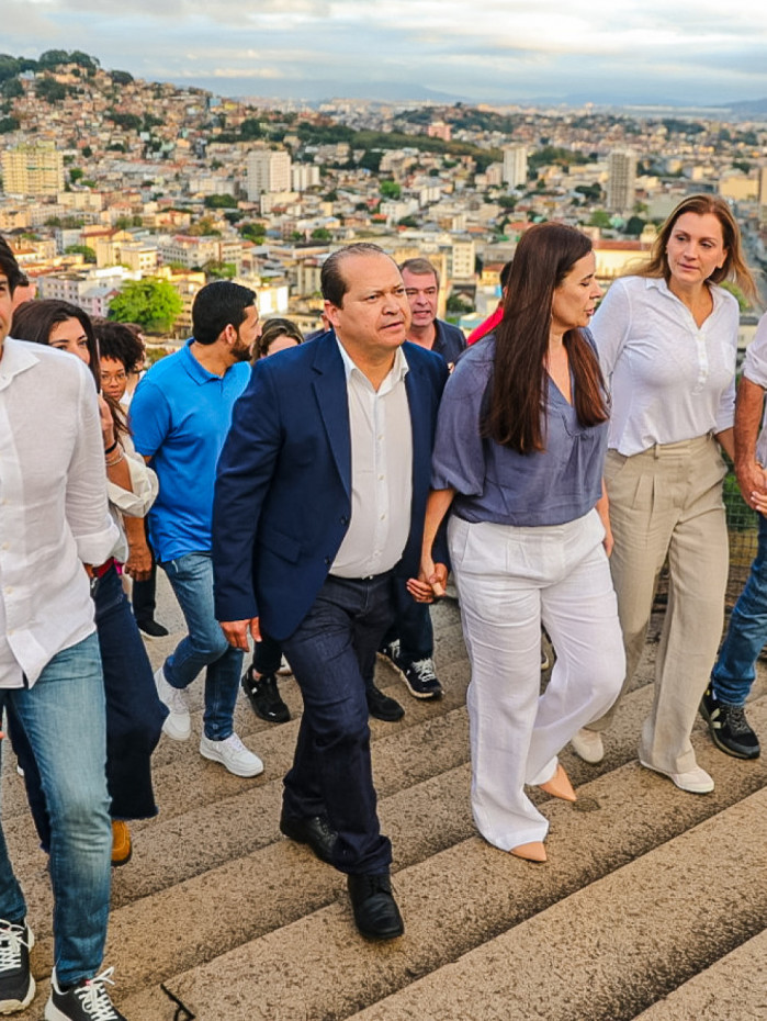 Eduardo Paes e outros representantes da chapa iniciaram campanha eleitoral com visita &agrave; Igreja da Penha