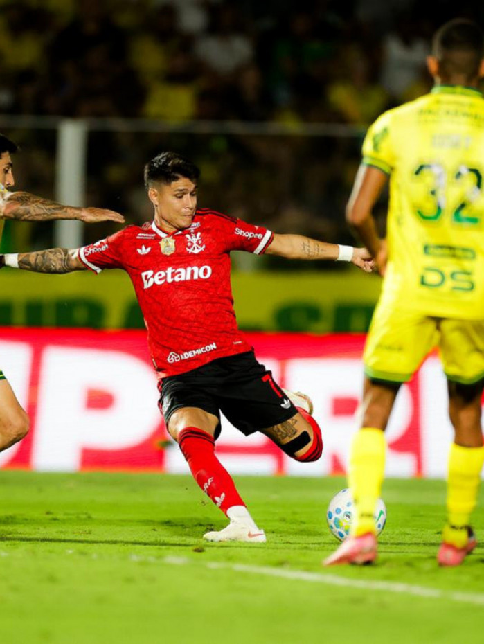 Lance do jogo entre Mirassol e Flamengo, no Mai&atilde;o, no dia 16 de agosto de 2026