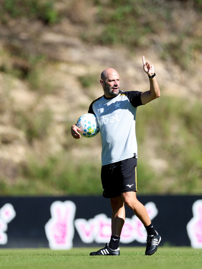 Franclim Carvalho chegou ao Botafogo em abril, mas não conseguiu emplacar como treinador