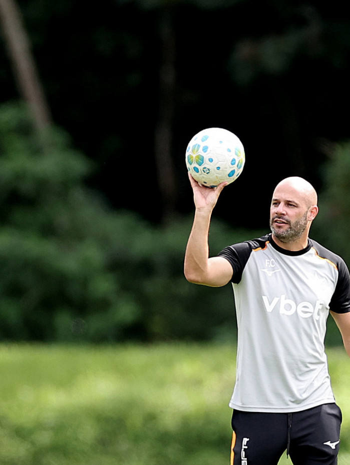 Franclim Carvalho foi auxiliar técnico de Artur Jorge em 2024 antes de se tornar treinador do Botafogo