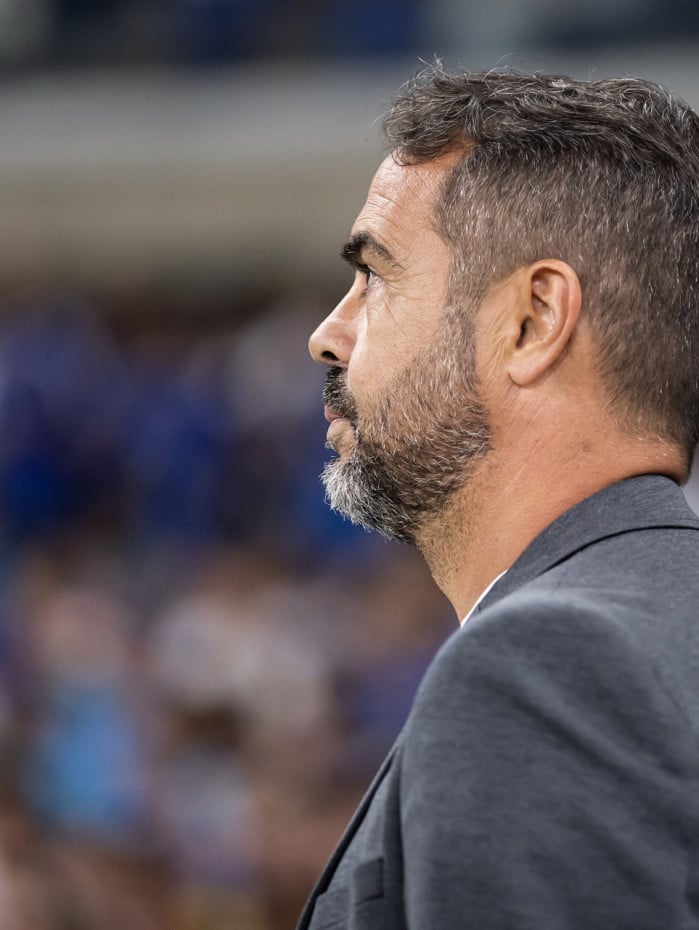 Artur Jorge em a&ccedil;&atilde;o no embate entre Cruzeiro e Flamengo, no Mineir&atilde;o