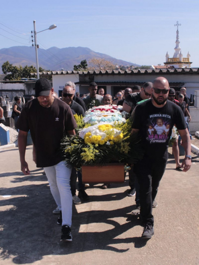 Despedida de Cosme de Oliveira Ramos, porteiro morto por um PM no &uacute;ltimo s&aacute;bado (15) em Belford Roxo