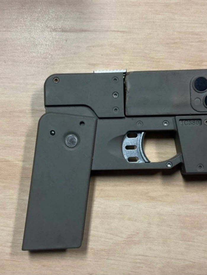 Arma dobr&aacute;vel possui apar&ecirc;ncia de aparelho celular