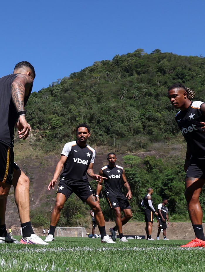 Jogadores em a&ccedil;&atilde;o durante treino do Botafogo, no CT Lonier