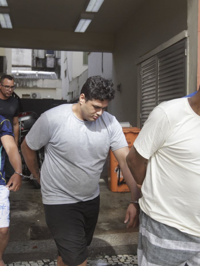 Presos acusados de espancar, Cl&aacute;udio Rafael Landeiro, em Copacabana, s&atilde;o transferidos da 12 delegacia para o pres&iacute;dio de Benfica, na Zona norte do Rio de Janeiro, nesta sexta-feira (21).