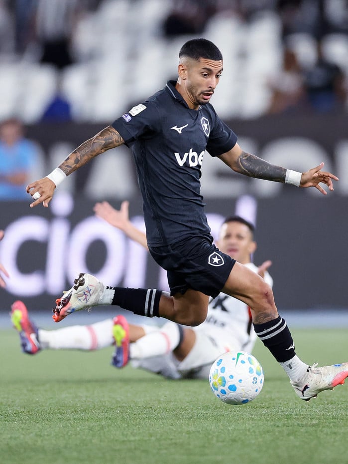 Santi Rodr&iacute;guez em a&ccedil;&atilde;o pelo Botafogo