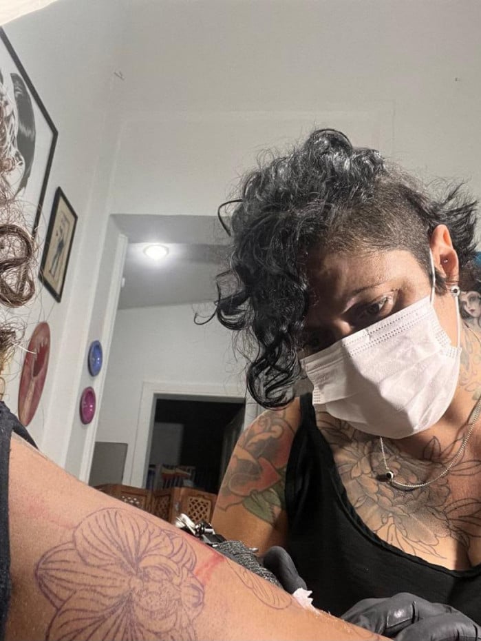 Roberta Krawczuk &eacute; tatuadora