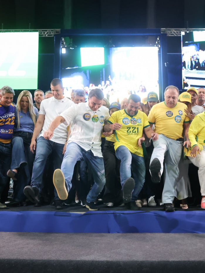 Fl&aacute;vio Bolsonaro participa de ato pol&iacute;tico ao lado de Douglas Ruas, candidato ao Governo do Rio