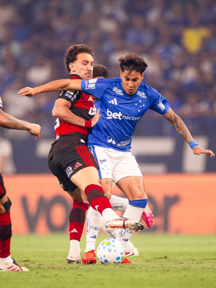 Cruzeiro bate o Flamengo dentro do Mineir&atilde;o