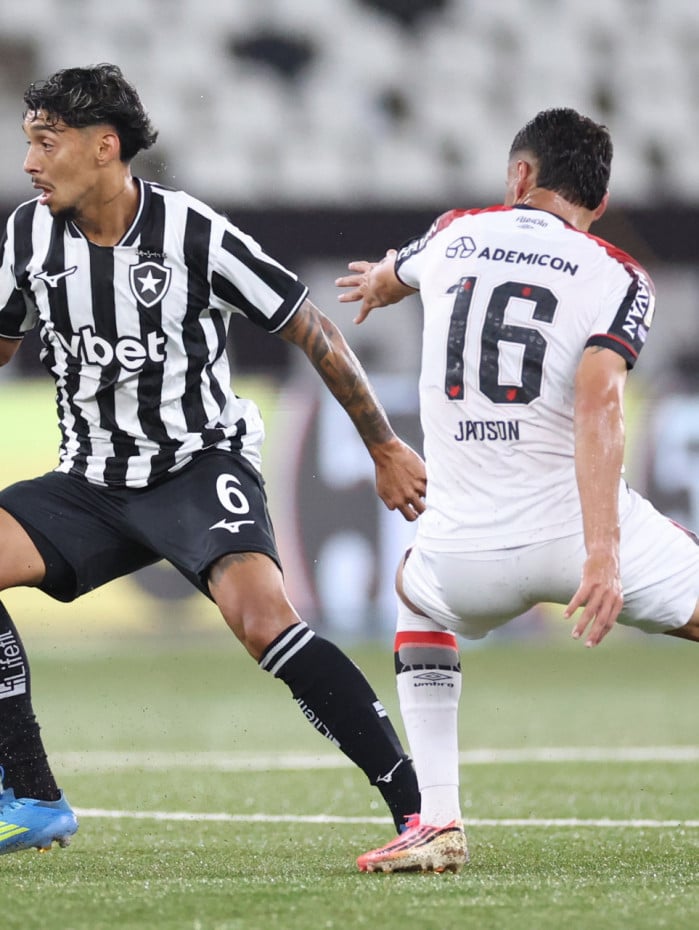 Medina em a&ccedil;&atilde;o no jogo entre Botafogo e Athletico-PR