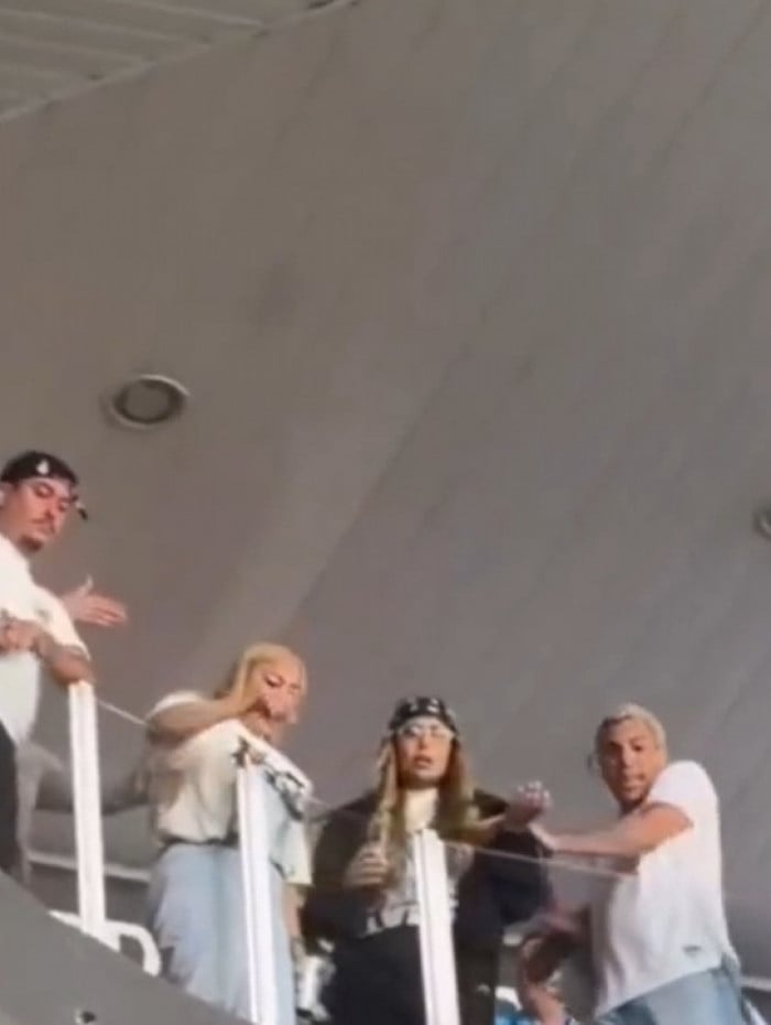 Rafaella Santos, de bandana, chegou a discutir com torcedores que atiraram objetos