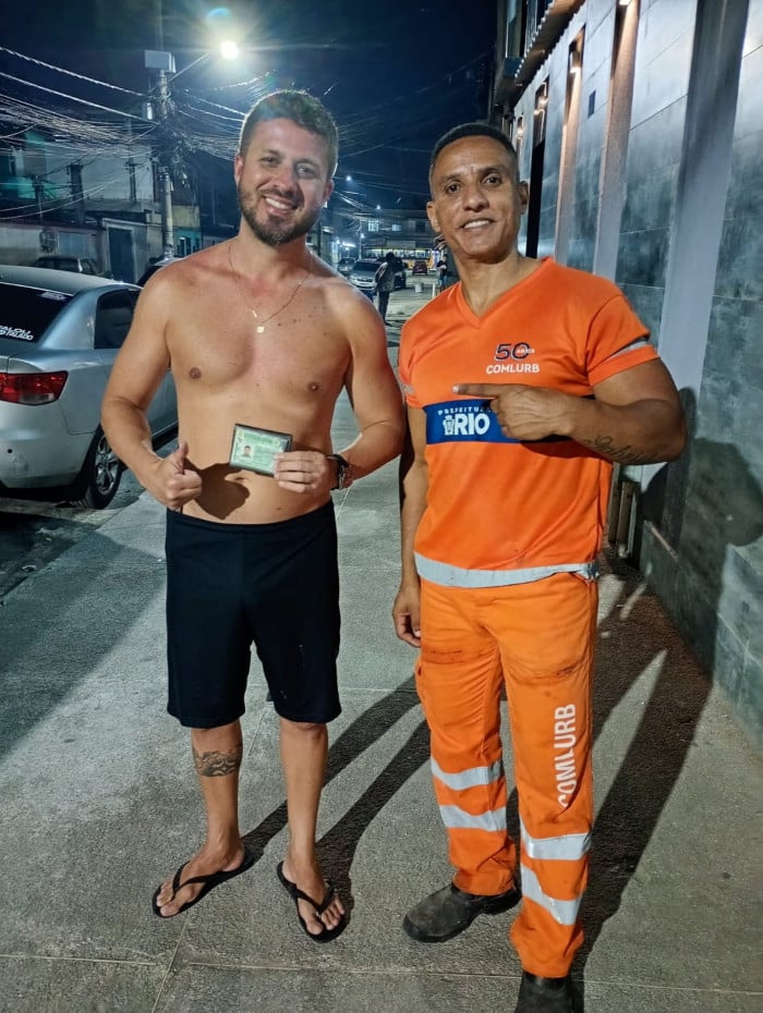 Fabiano (D) entrega o documento a Felipe ap&oacute;s encontrar a bolsa