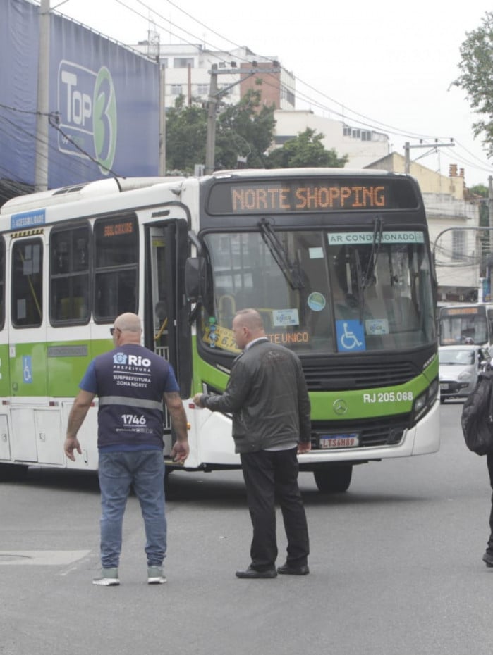 &Ocirc;nibus bloqueou a Avenida Dom H&eacute;lder C&acirc;mara, em Cascadura
