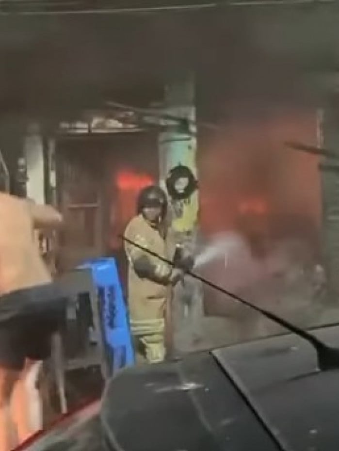 Inc&ecirc;ndio atingiu im&oacute;vel na Rua do Bonfim, altura da Rua Senador Alencar