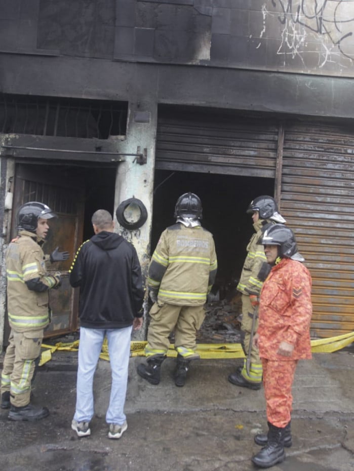 Inc&ecirc;ndio atingiu im&oacute;vel na Rua do Bonfim, em S&atilde;o Crist&oacute;v&atilde;o, Zona Norte