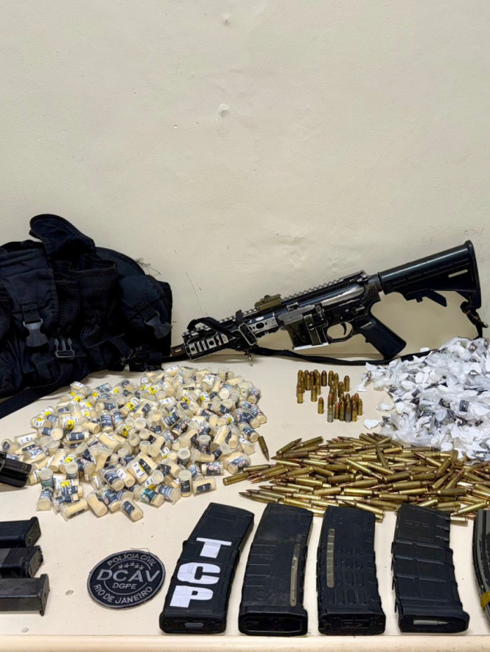 No interior da resid&ecirc;ncia, foram apreendidos um fuzil calibre 5.56mm e uma pistola calibre 40