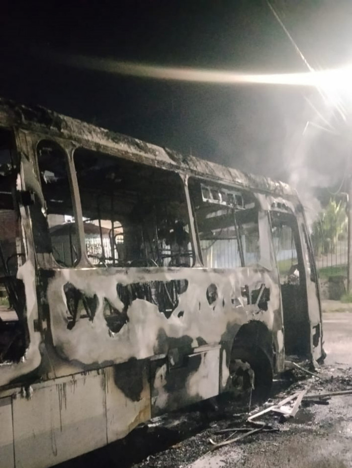 &Ocirc;nibus da linha 600 ficou completamente destru&iacute;do ap&oacute;s ser incendiado