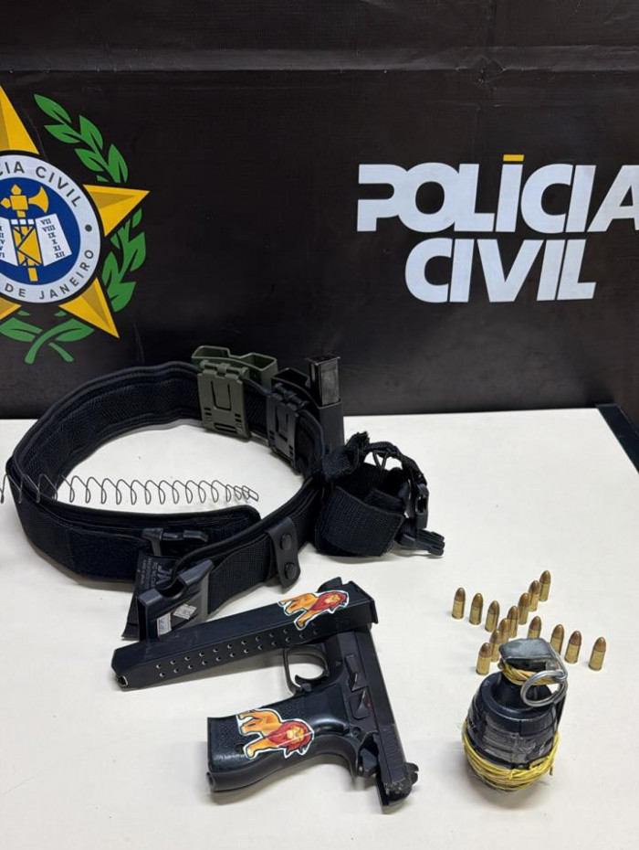 Com o criminoso, foram apreendidos uma pistola, carregadores e uma granada