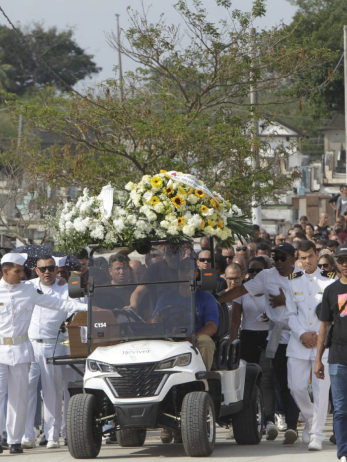 Enterro de sargento da Marinha foi marcado por homenagens de marinheiros