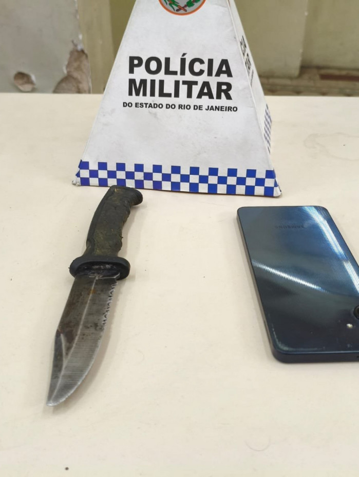 Faca e celular apreendidos na a&ccedil;&atilde;o
