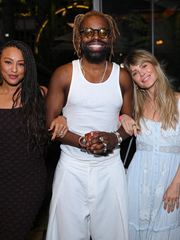 Sheron Menezzes e Carolina Dieckmmann posam ao lado do cantor Feyj&atilde;o