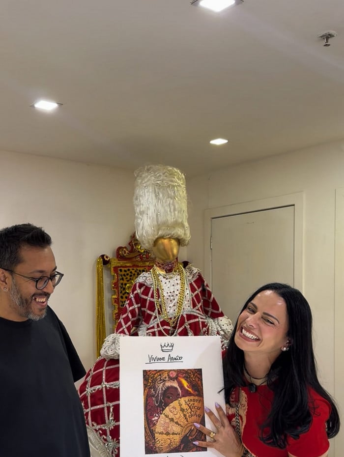 Viviane Araujo visita barrac&atilde;o do Salgueiro e confere croqui de fantasia 
