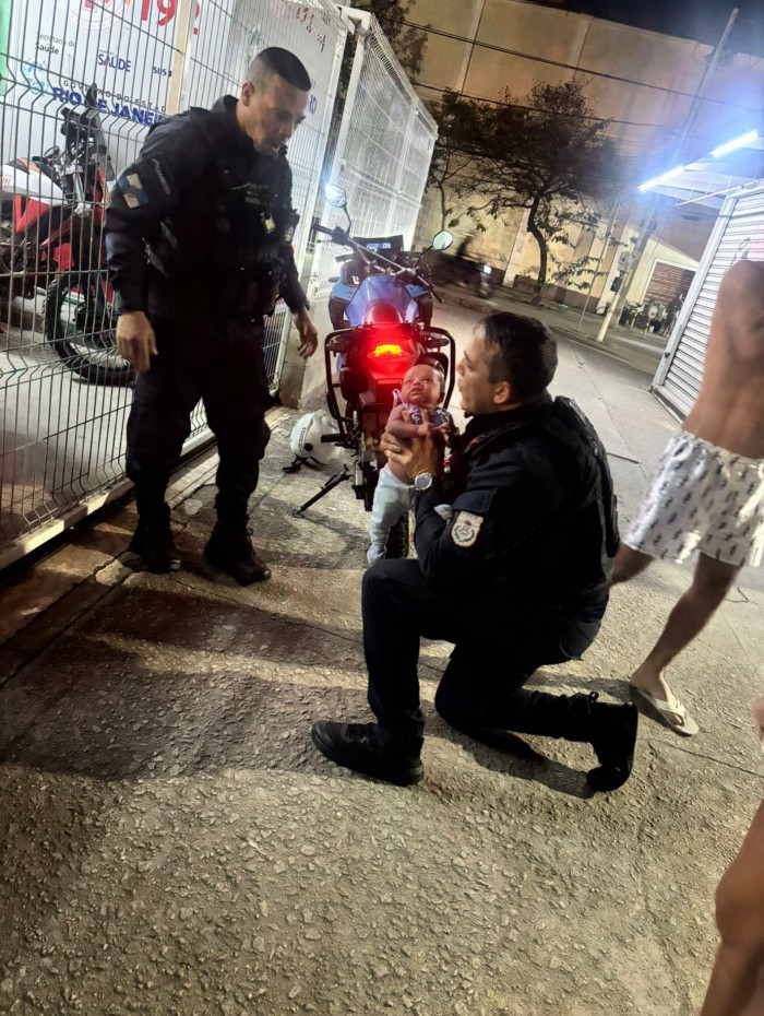 Beb&ecirc; de 28 dias estava engasgado e foi salvo por agentes do 18&ordm;BPM