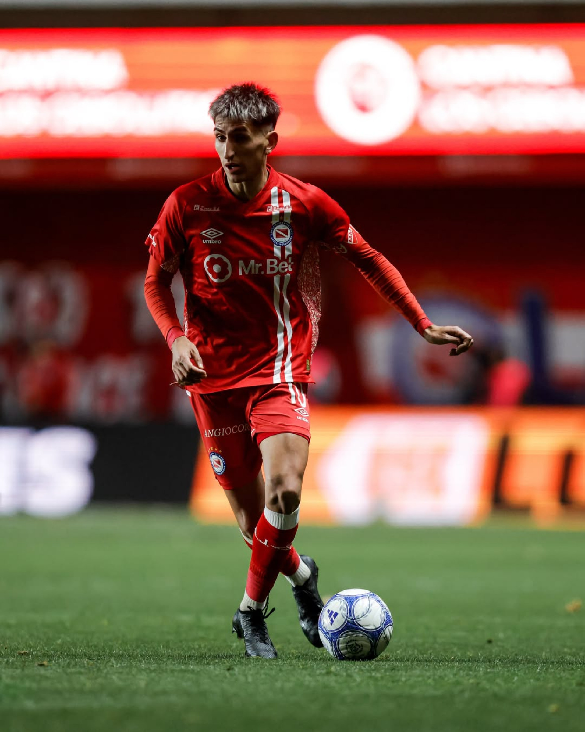 Camisa 10, o meia Alan Lescano é um dos destaques do Argentinos Juniors na atual temporada