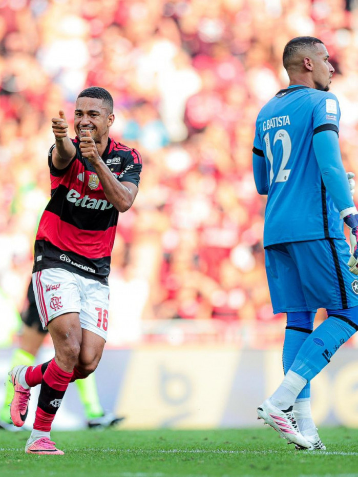 Samuel Lino comemora gol pelo Flamengo
