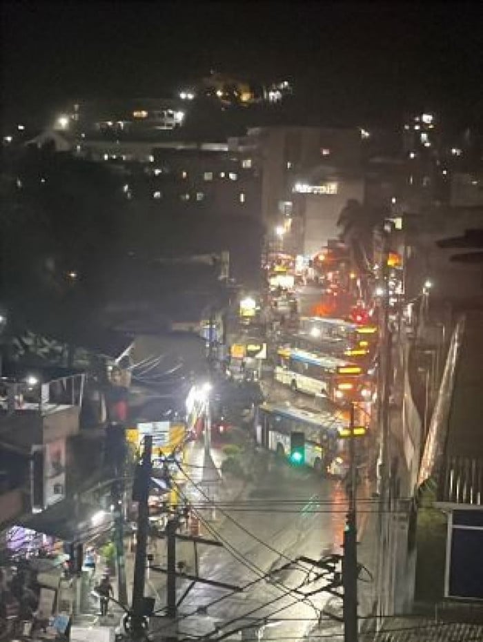 &Ocirc;nibus foram usados como barricadas em meio a um intenso tiroteio