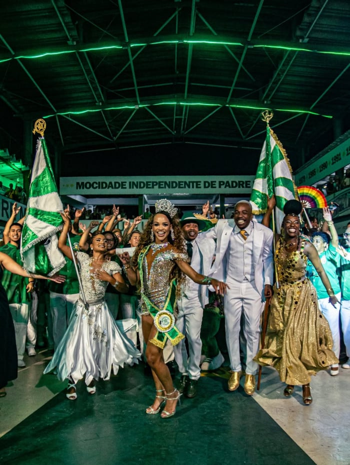 Gaby Mendes &eacute; coroada rainha de bateria da Mocidade