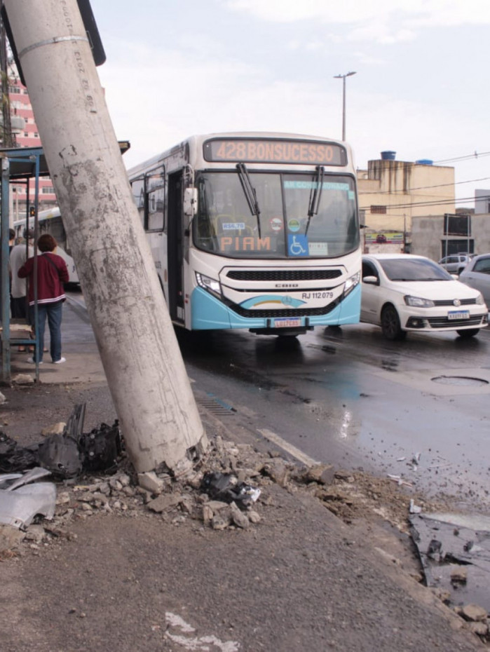 Carro atinge poste ao lado de um ponto de &ocirc;nibus na Avenida Br&aacute;s de Pina