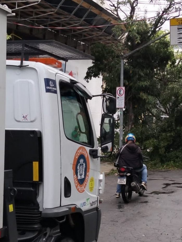 Equipes da Comlurb atuam na Rua Mag&eacute;, na Penha Circular, ap&oacute;s queda de &aacute;rvore