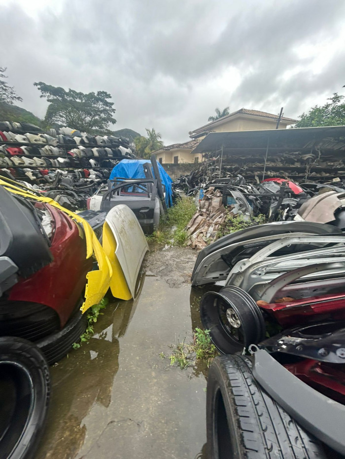 Agentes encontraram ve&iacute;culos, motores e pe&ccedil;as em im&oacute;vel no bairro Itaipu, em Niter&oacute;i