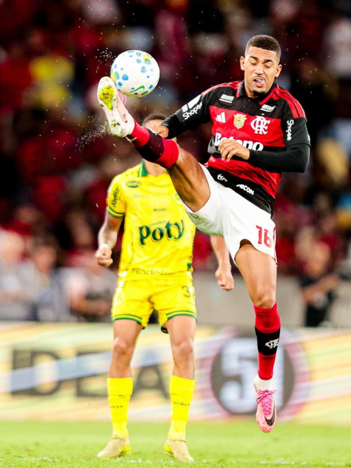 Samuel Lino reclamou do gramado do Maracan&atilde;