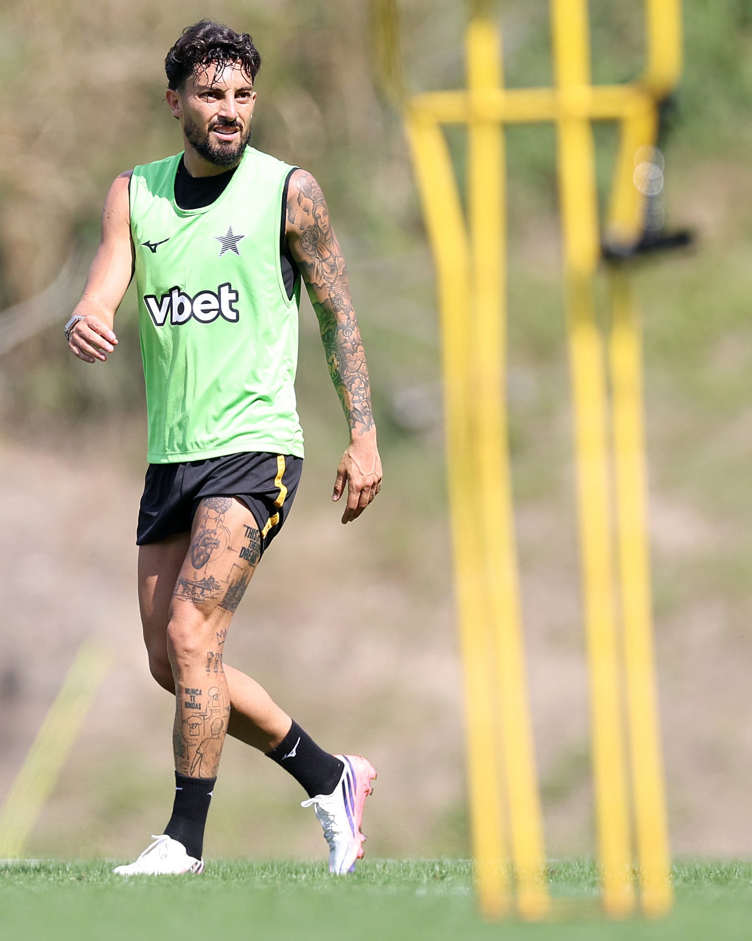 Alex Telles é capitão e referência técnica do elenco do Alvinegro