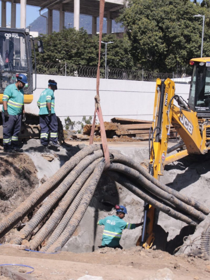 Equipes da &Aacute;guas do Rio trabalham em fechamento de buraco ap&oacute;s vazamento de tubula&ccedil;&atilde;o