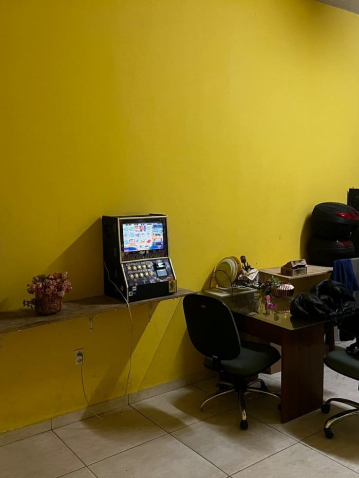 Agentes encontraram central clandestina com m&aacute;quinas ca&ccedil;a-n&iacute;queis
