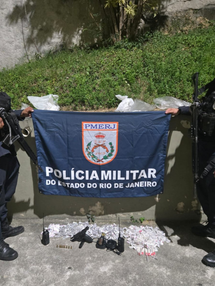 Criminosos abandonaram uma mochila com arma, granada e drogas