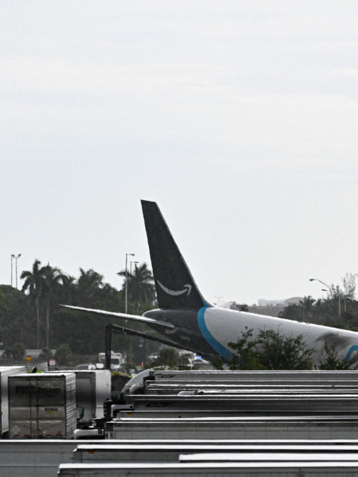 Um avi&atilde;o de carga da Amazon atingiu v&aacute;rios ve&iacute;culos e pegou fogo neste domingo em Miami