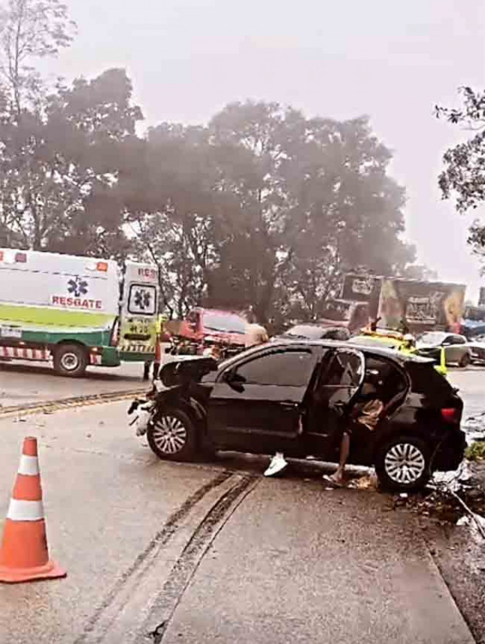 Acidente envolvendo tr&ecirc;s carros no km 98 da BR-116, em Guapimirim, no domingo (6)