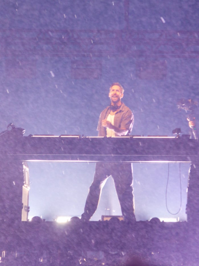DJ Calvin Harris tocou embaixo de chuva no &uacute;ltimo domingo