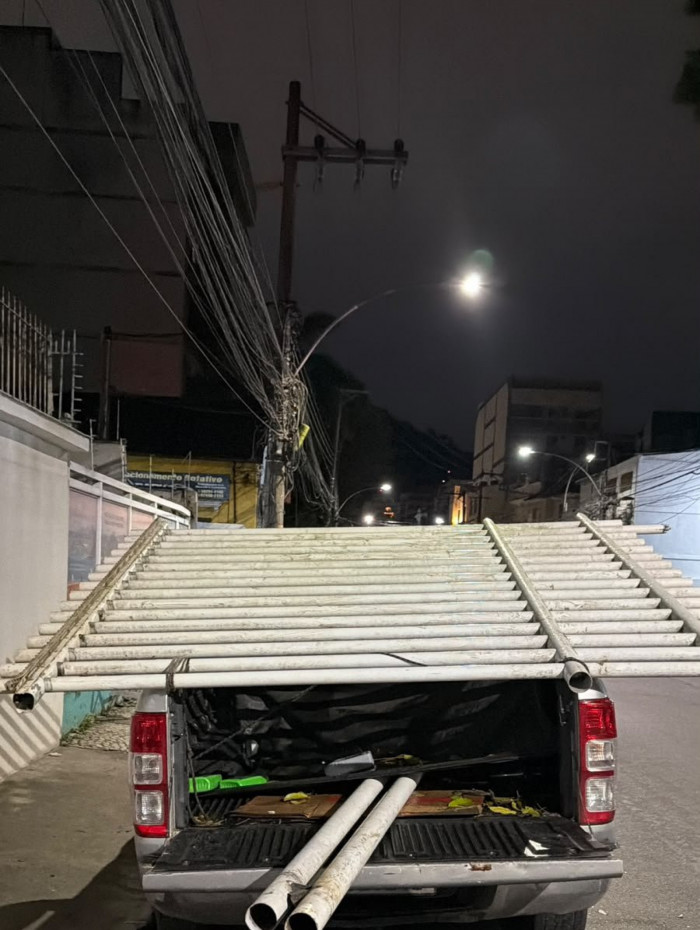Policiais localizaram o grupo em posse do material furtado e de duas barras de ferro