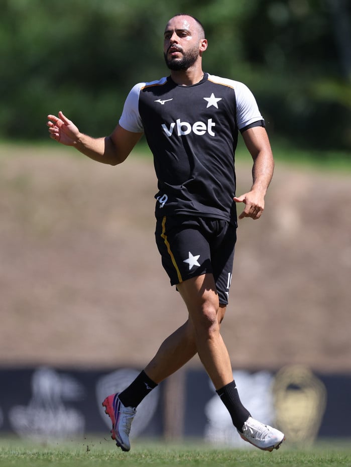 Arthur Cabral tem sido muito criticado pela torcida do Bota