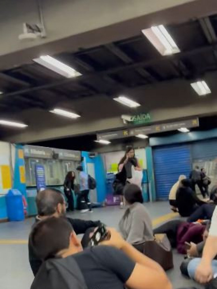 Passageiros do BRT ficaram no meio do fogo cruzado na esta&ccedil;&atilde;o de Del Castilho