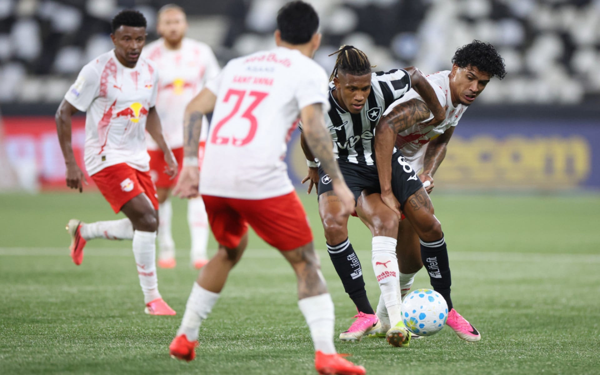 Danilo disputa a bola em Botafogo x Red Bull Bragantino, pela 27&ordf; rodada do Brasileir&atilde;o
