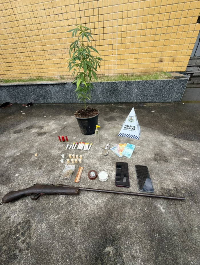 Espingarda artesanal, drogas, planta de maconha e celulares foram apreendidos em Mag&eacute;