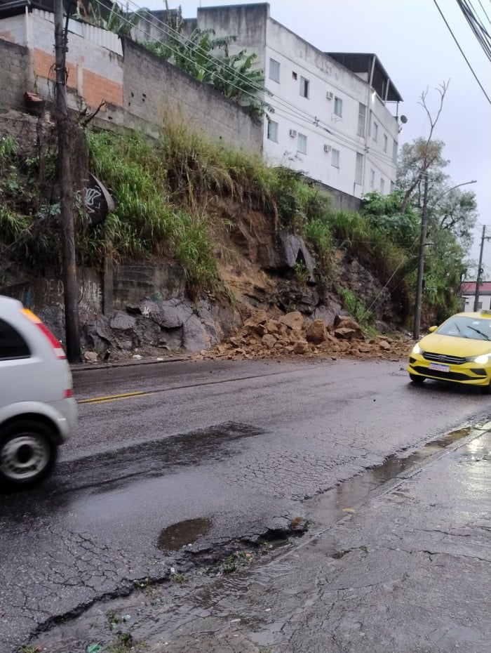 Deslizamento de terra na Rua Padre Tel&ecirc;maco, em Cascadura