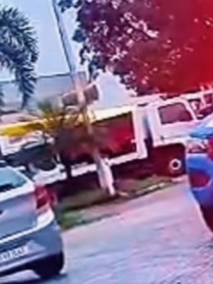 Carro estava parado no estacionamento de um posto de combust&iacute;veis em Nova Igua&ccedil;u